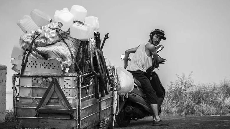 荒诞的《大佛普拉斯》是这个社会的警钟!