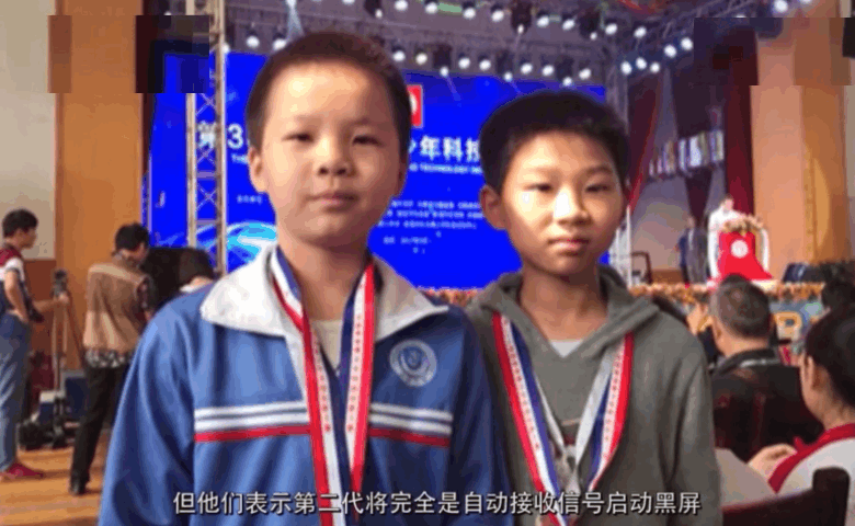 为了拯救低头族, 小学生的发明撼动人心!