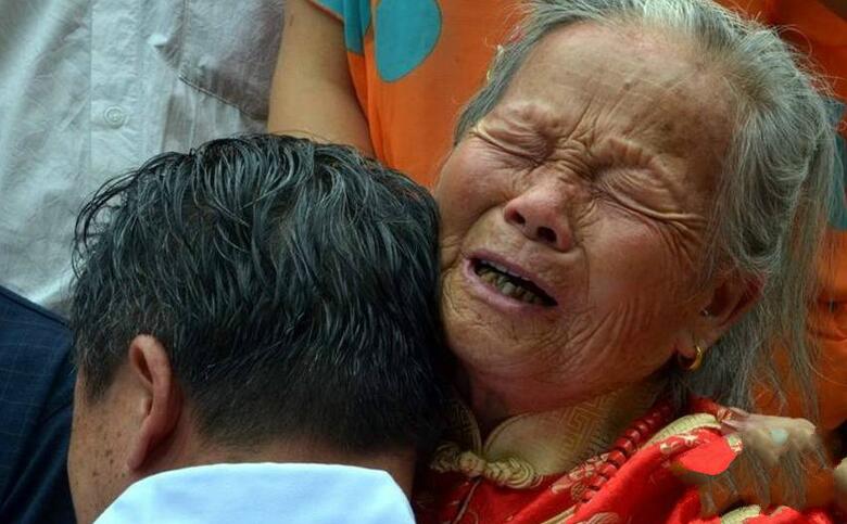 老母抱着孩子痛哭流涕,就算儿子长大了,在母亲眼里永远是个孩子,永远