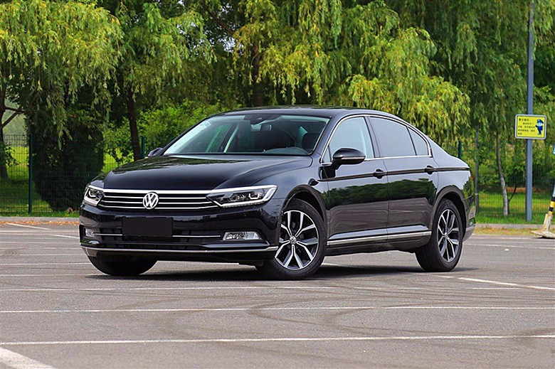 2018款大众迈腾综合油耗5.5升,稳居B级车头名