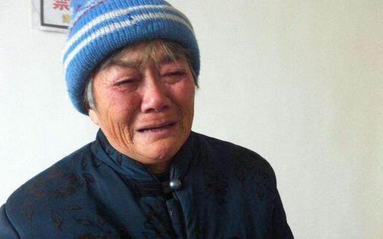 城里儿媳用一袋馒头打发农村婆婆, 看到包里的钱和纸条, 老太激动落泪