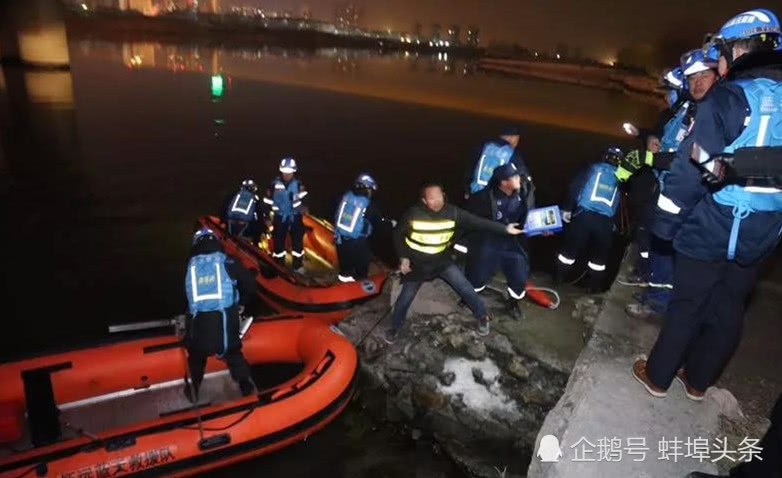 怀远涡河三桥18岁男孩跳河 蓝天救援队紧急救援