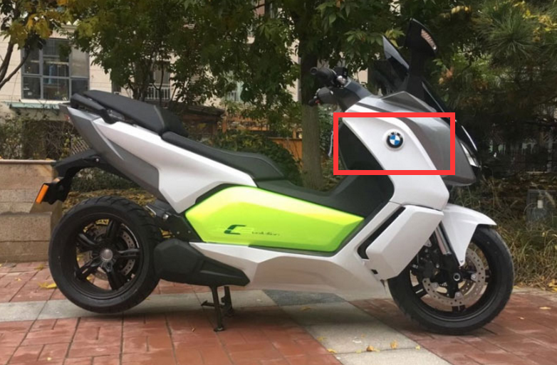 20万一辆宝马电动车,遮风挡雨都不行,充电方式