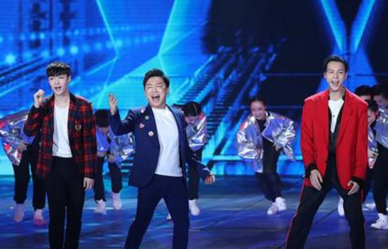 黄渤张艺兴春晚跳舞未尽兴，俩人又跑到练舞室飙舞了