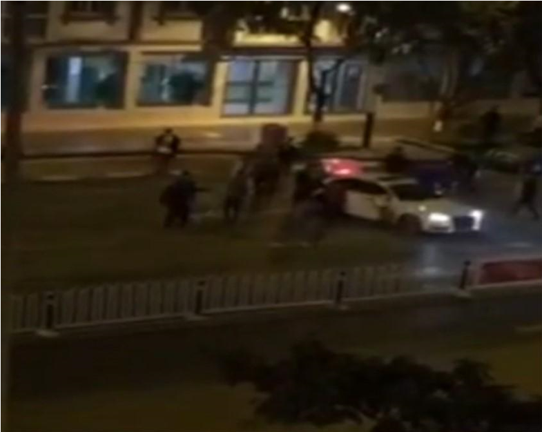实拍:云南文山深夜街头持钢管打架斗殴事件 网友:堪比