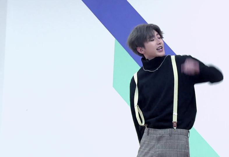 蔡徐坤跳舞时被背带裤砸到脸, 这娃萌起来实在令人招架不住