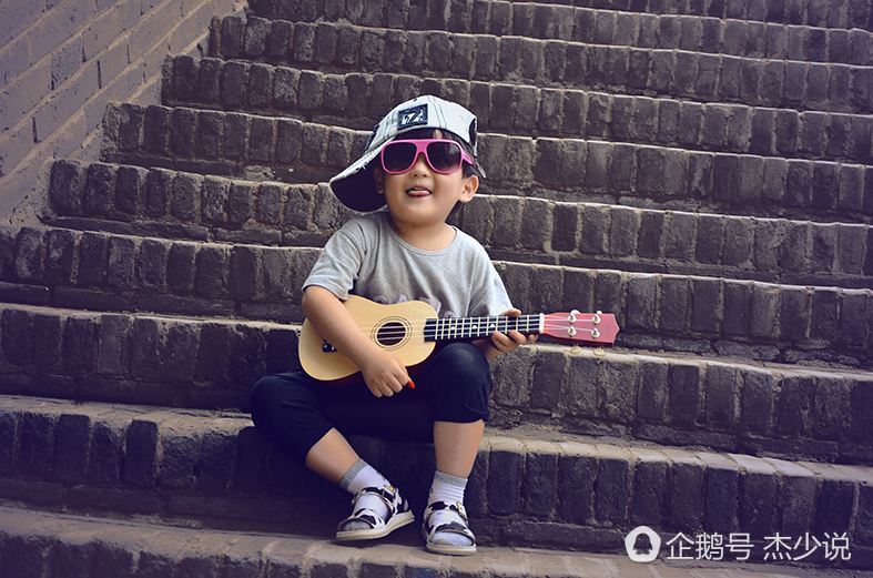 我姓何，何不抓紧你的手，你姓什么？