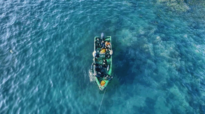 鬼湾被称为"海底花园",这里的海水一半宝蓝,一半碧青,刚好被小岛隔开