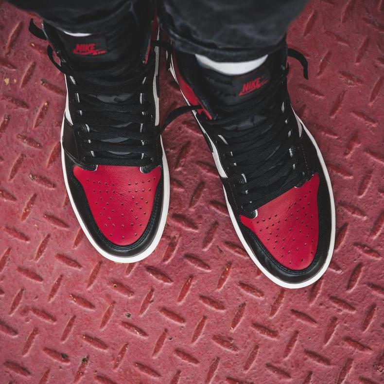 黑红脚趾AJ1上热搜了!原价几乎买不到,来看看
