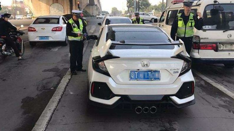 小榄惊现思域Type-R？改装改得太靓被交警抓住！