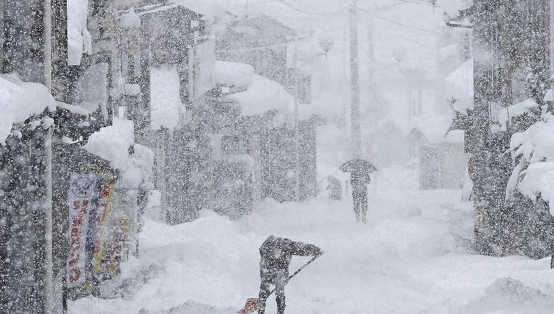 日本又遭受自然灾害? 这次大暴雪严重了, 全被
