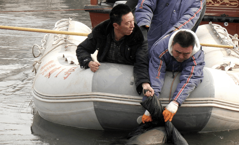 一群黄河捞尸人的生活日常, 免费捞尸, 只为送黄河浮尸回家入土