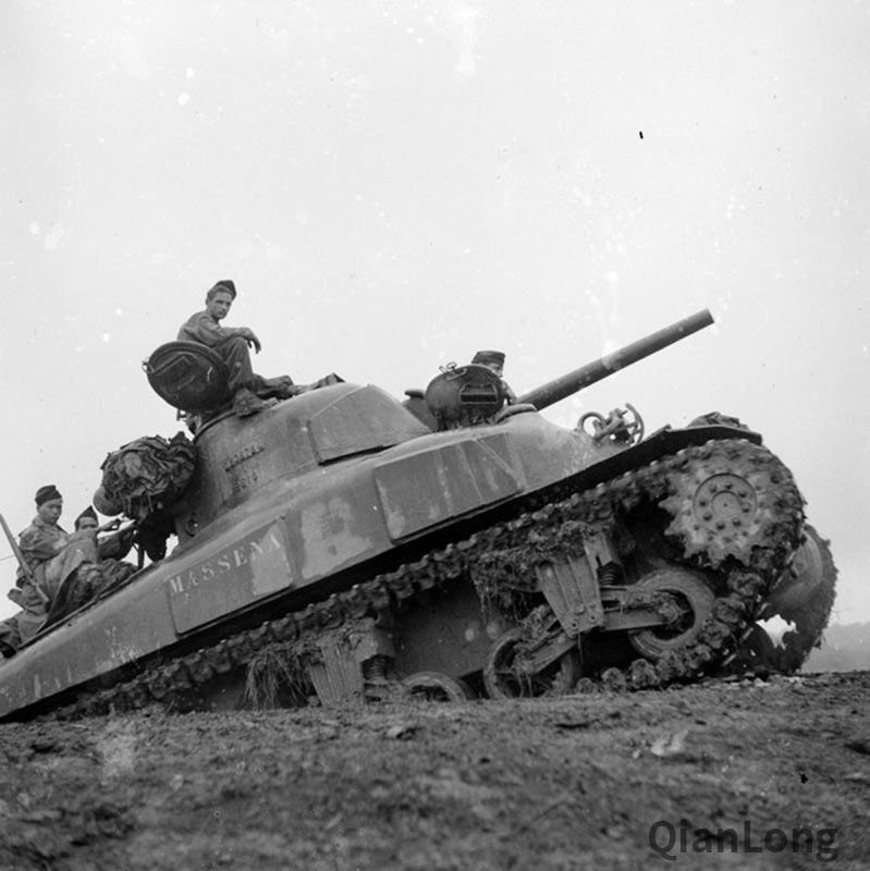 训练中的法军m4"谢尔曼"中型坦克.
