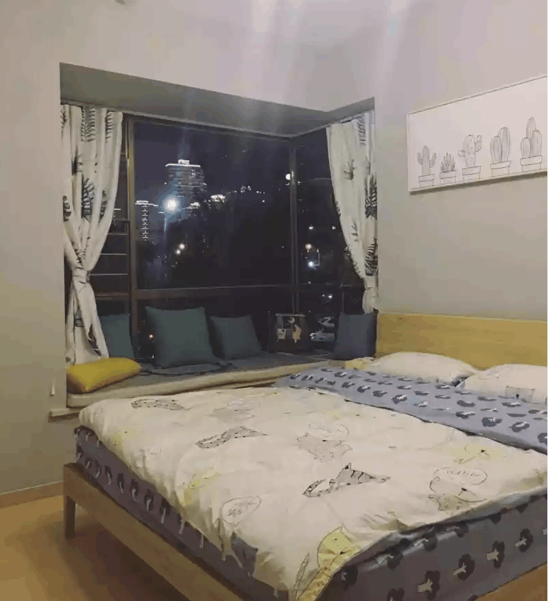 这是我跟老公两个人的卧室,做了飘窗的设计,被单被套也是卡通元素的