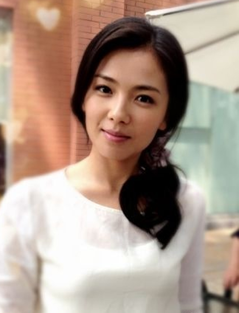 中国40岁以上的女演员,大陆女演员40岁以上的 这两个女明星都40岁了还不服老,网友:我95年的都被叫