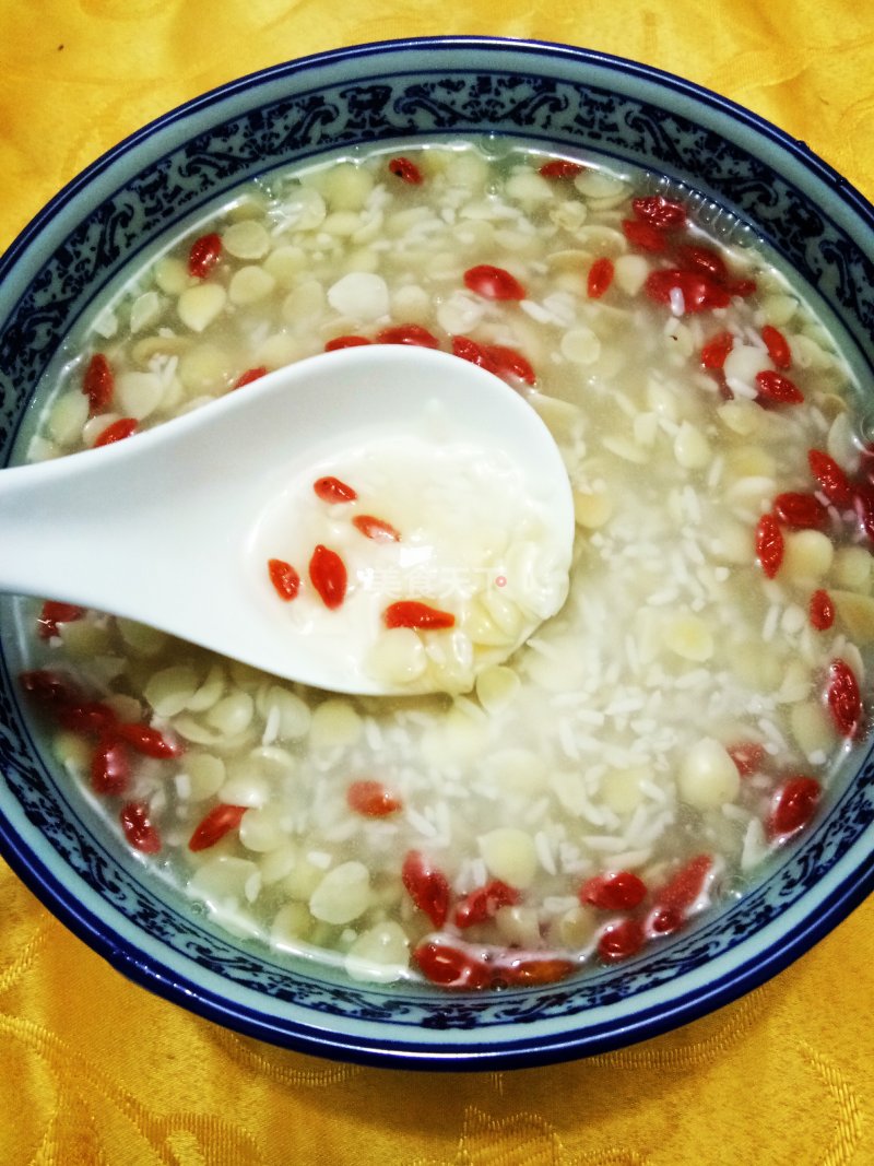 杏仁三两,枸杞适量,白糖适量,淀粉适量,水四斤, 杏仁醪糟汤的做法步骤