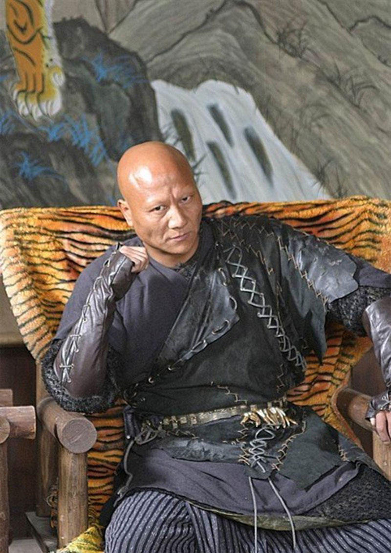 天生长相凶,19岁变秃头,出道37年演坏人,在家却这样对