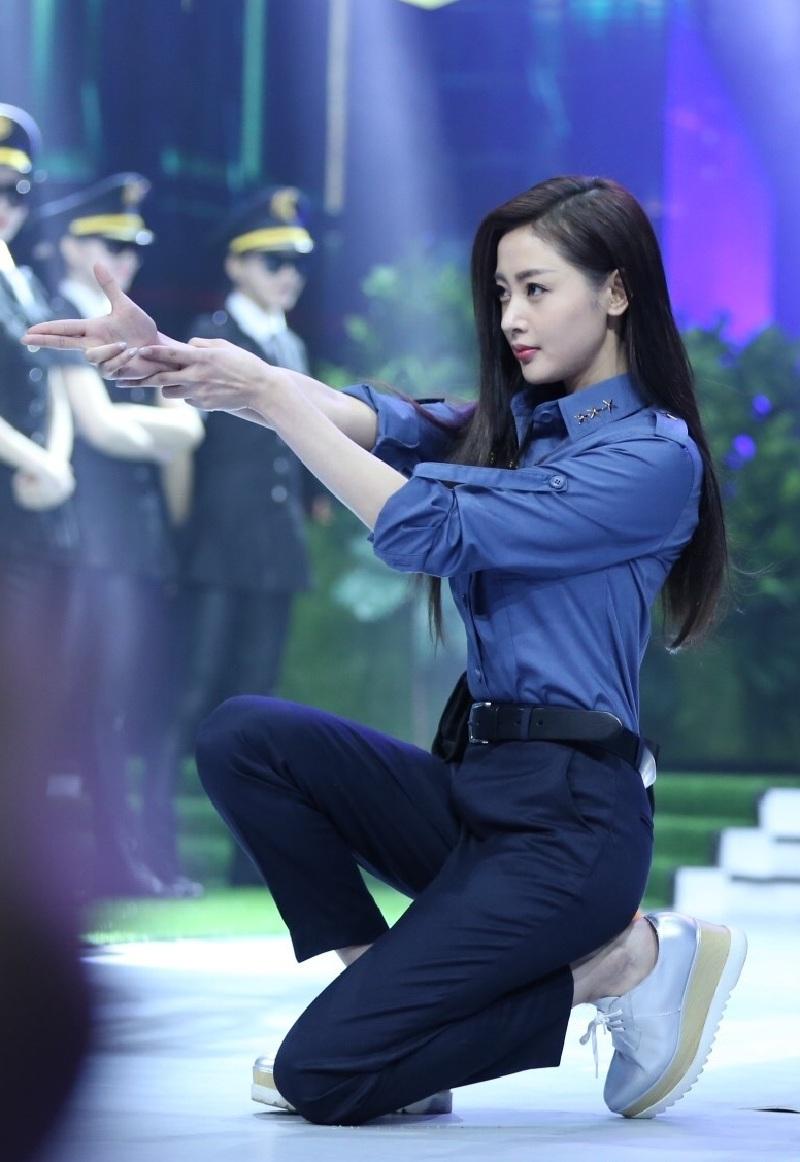 女明星持枪做警花, 张天爱美杨幂酷赵丽颖萌, 最后一位完全在装