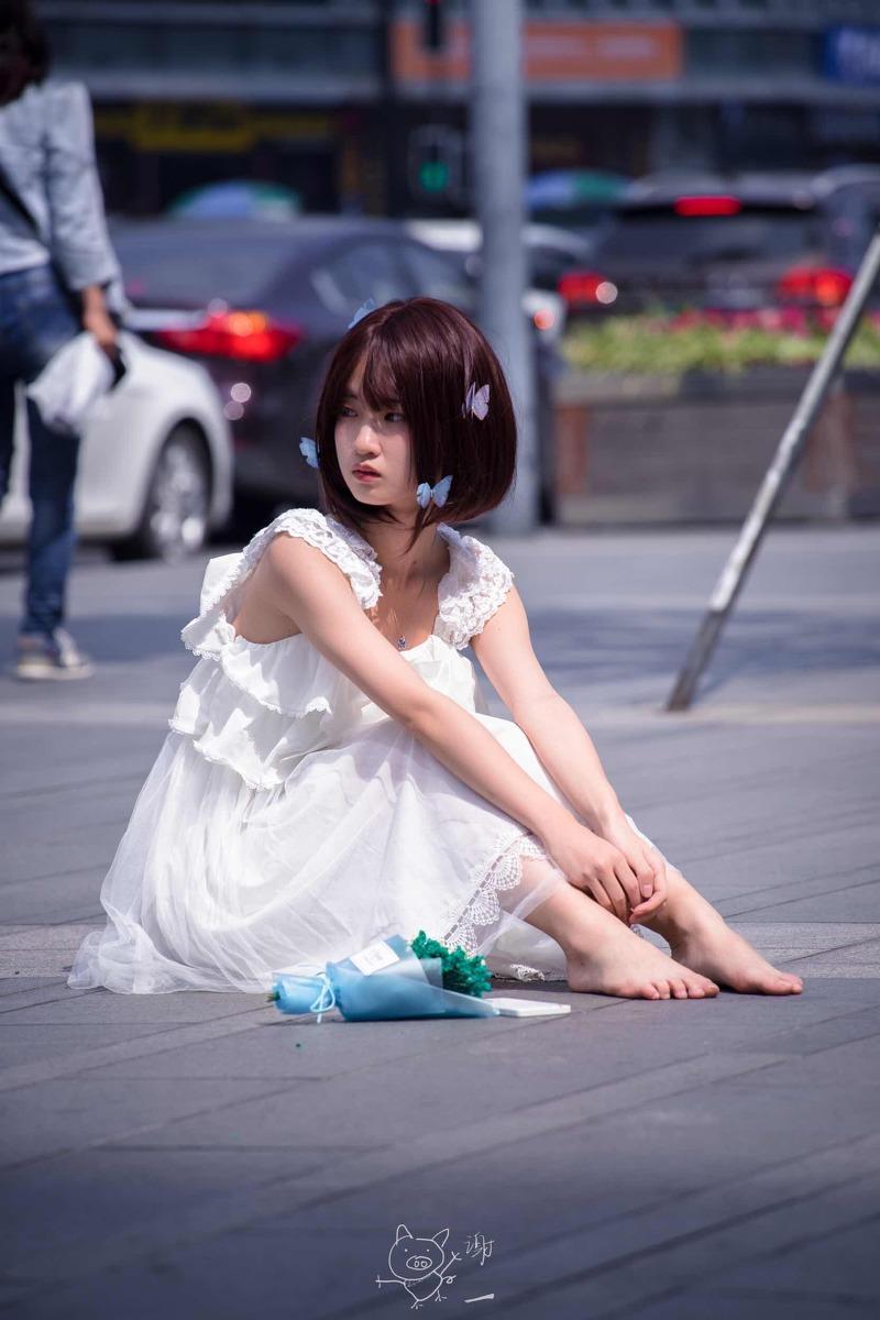 迷失在街头的白衣美女