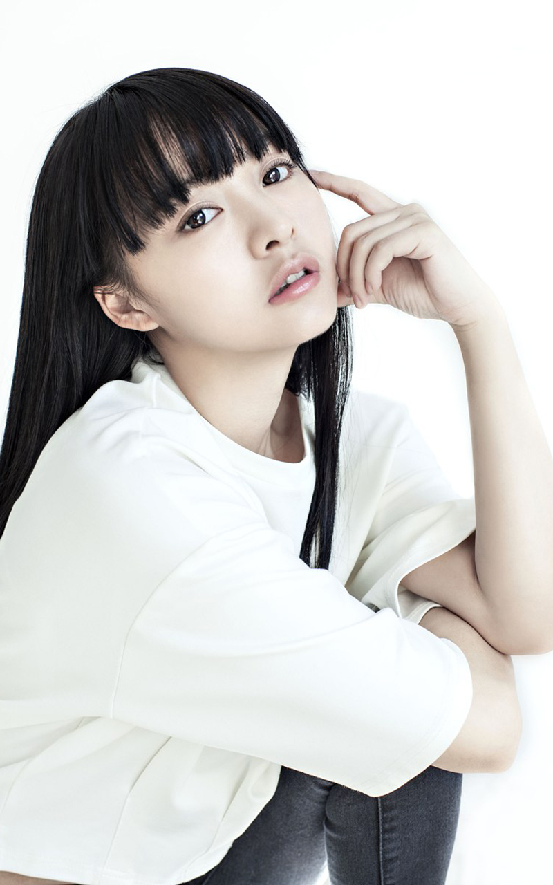 氧气女神余心恬一组春意盎然的写真美图 柔中带刚发挥
