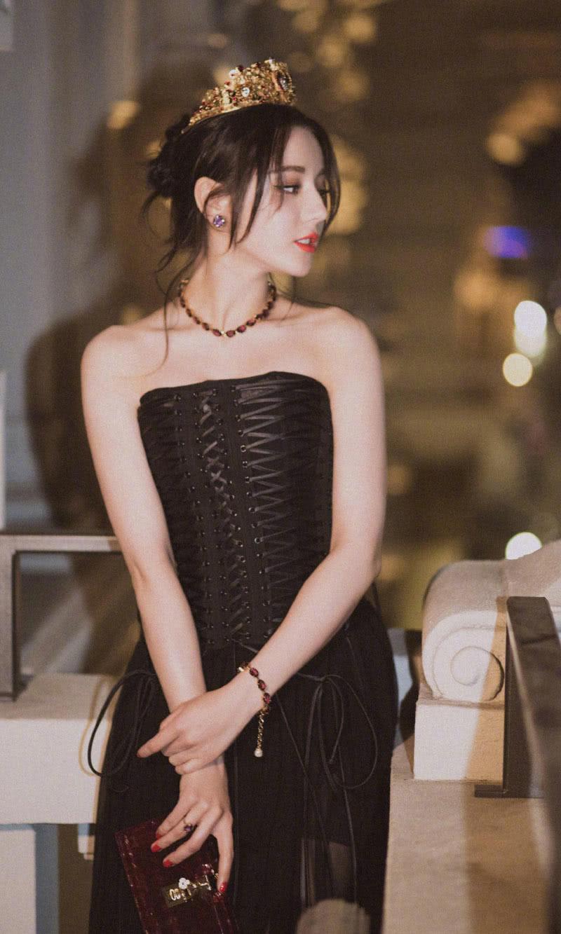 迪丽热巴米兰时装周性感图片