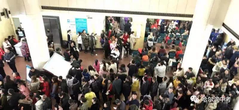 开学前孩子排队配眼镜,哈市医院眼科爆棚