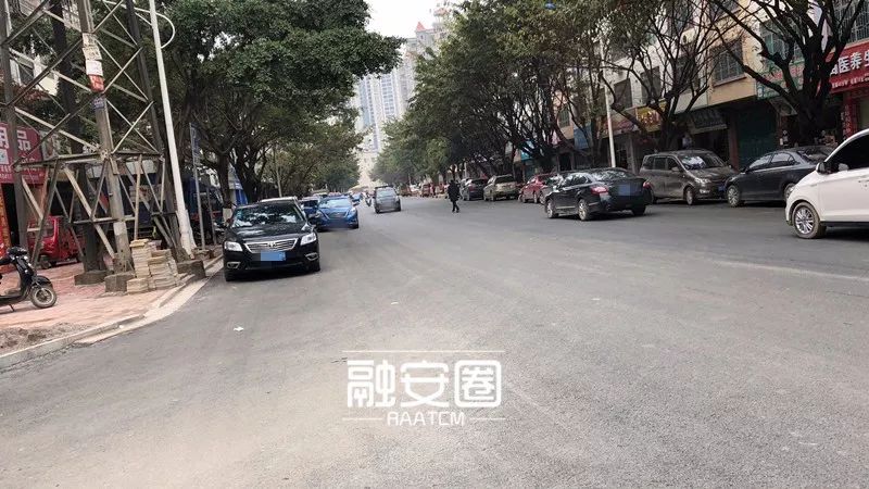 融安209国道线东方上城路段两旁惊现"停车场!