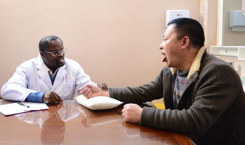 一个黑人不远万里来中国学中医, 救死扶伤帮助