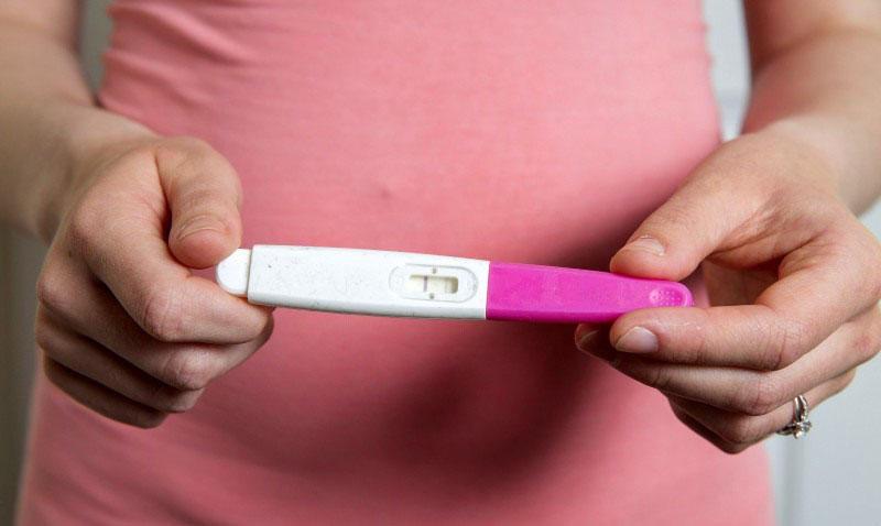 外国女子和蟒蛇亲密接触后怀孕, 老公带她去做b超差点