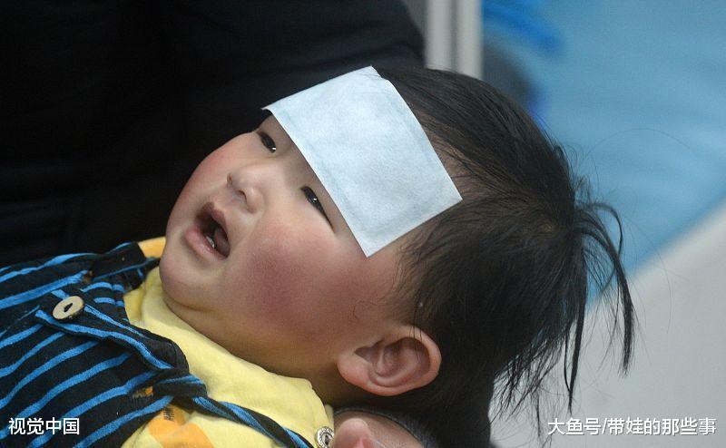 孩子发烧超过38°, 用这个方法, 温度很快就退