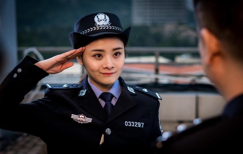《废柴影帝与卧底警花》上映!赵静沛搭档快男组团"持鸡!