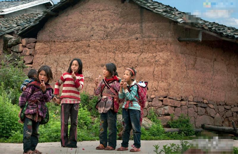 直击山区贫困家庭的孩子, 不到10岁姐姐撑起一个家