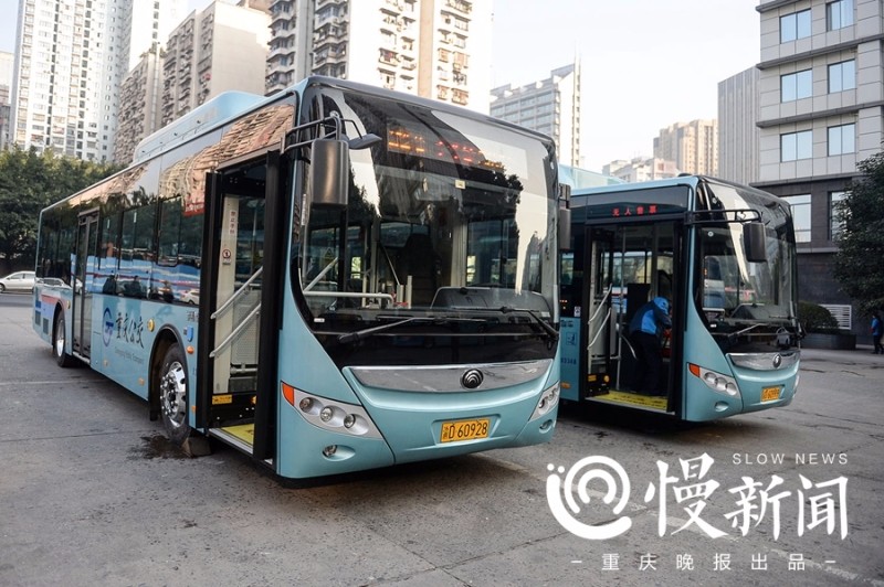 重庆一级踏步公交车亮相148路，带USB接口，底盘能升降_新浪看点