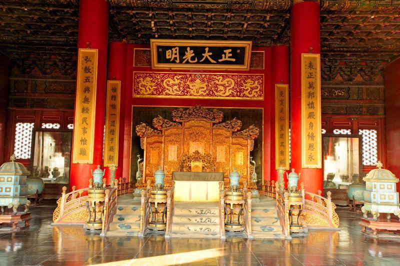 故宫有几千房间, 其中一间阴气森森, 但皇帝要在