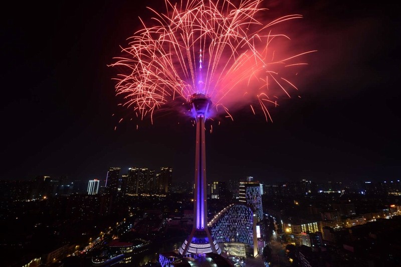 国内首次!339米高塔上演环保无污染电子烟花秀