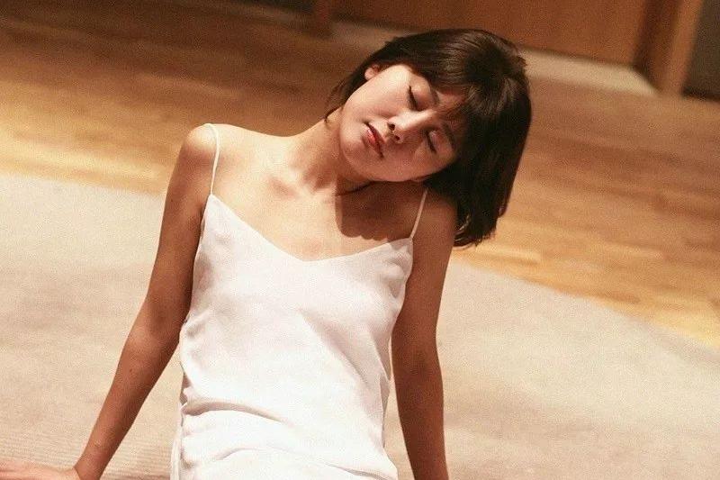 美女摄影:身着吊带的短发少女,透漏独有的韵味