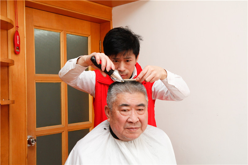 免费为老人理发23年 动力来自这些年走过的路