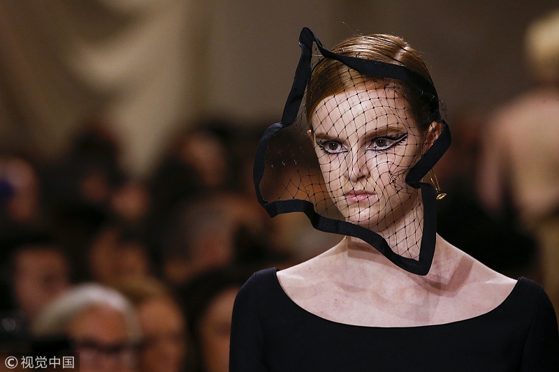 她竟然成为2018Dior春夏高定秀场上最抢眼的