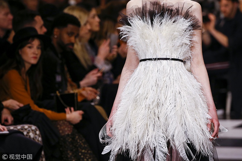 她竟然成为2018Dior春夏高定秀场上最抢眼的