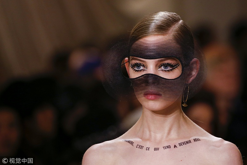 她竟然成为2018Dior春夏高定秀场上最抢眼的