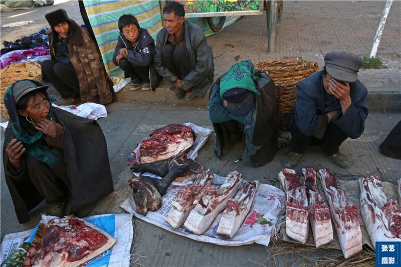 大凉山彝族这样过年:把养大的肥猪杀了 吃坨坨肉