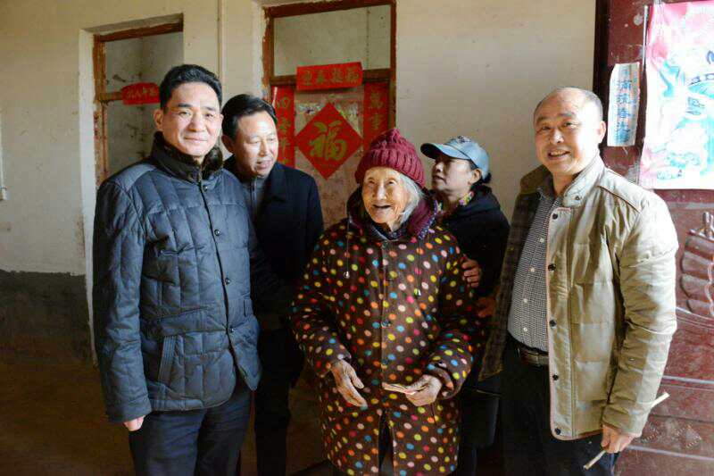 中原银行信阳分行积极开展春节前慰问活动