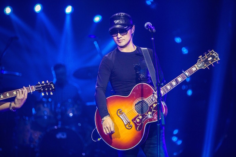 《歌手》汪峰延续神曲路大煲电话粥 还用手机