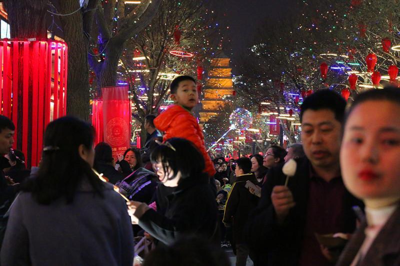 这次西安点大赞!大唐不夜城，民俗美食演艺人气火爆西安年最中国