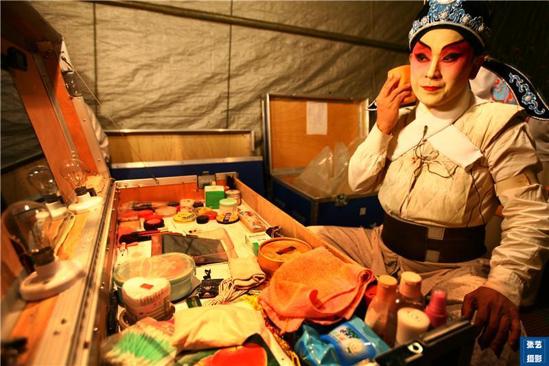 专业粤剧团一百多号人到私人小楼演出, 台下观