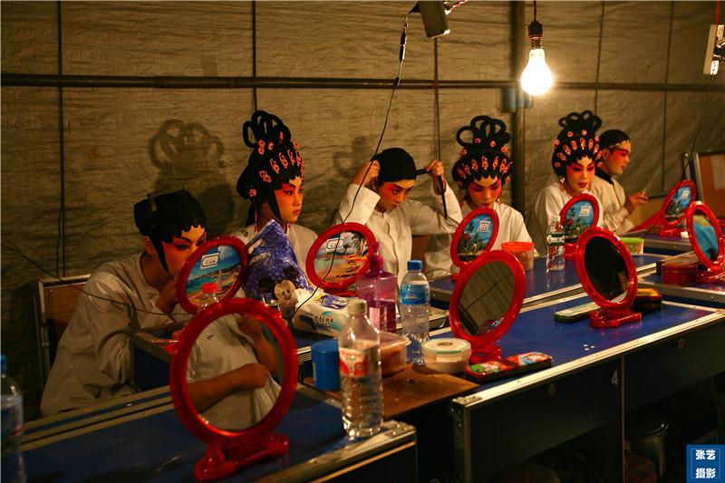 专业粤剧团一百多号人到私人小楼演出, 台下观