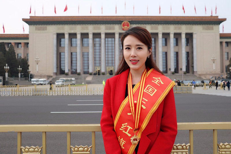 颜丹晨披三八红旗手绶带 新女性榜样再添新力量