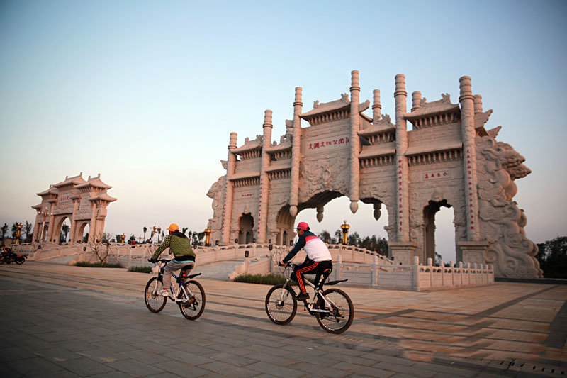 临高文澜文化公园:1.7公里长的牌坊蔚为壮观,夜