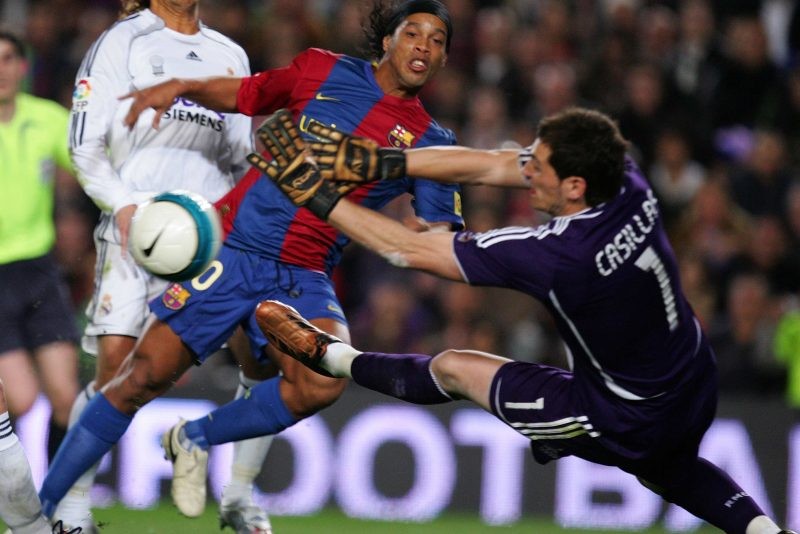 前巴萨球员小罗宣布退役决定,前皇马门将卡西