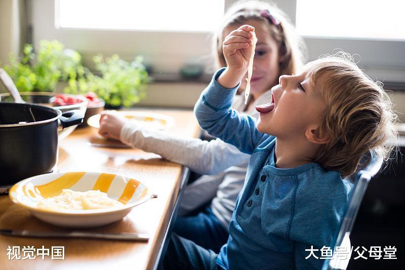 孩子被食物堵住气管怎么办? 这两招急救措施爸